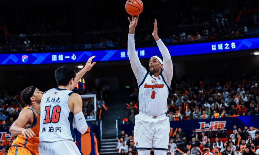 看了徐杰垃圾时间怒骂上海球迷的破防举动，才发现杜锋有多能作妖