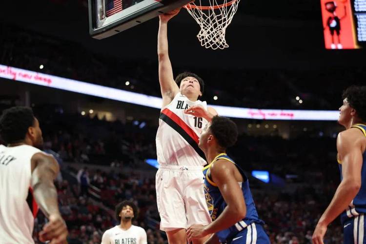 4罚4中+吃饼暴扣，杨瀚森6分4板1帽！3人20+助开拓者35分大胜奇才