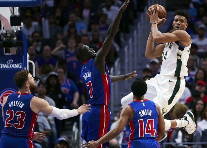 合砍56+18+10,轰9记三分!火箭双塔崛起,一数据今年仅他俩做到