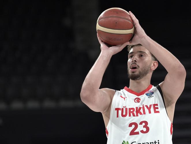 申京单场砍至少35分10板5助3断3帽&进5+三分NBA历史首人！