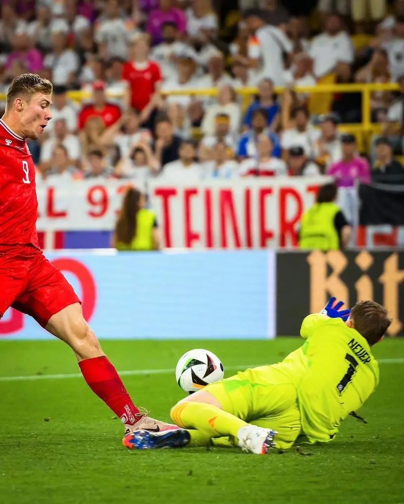 德国前场流畅配合，萨内头球助攻翁达夫破门