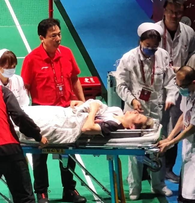 世界杯危！加纳后卫佩普拉奥彭受伤，一瘸一拐被队医搀扶下场