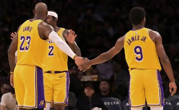 东契奇缺阵湖人大胜奇才，詹皇三双轻描淡写，布朗尼进步清晰可见