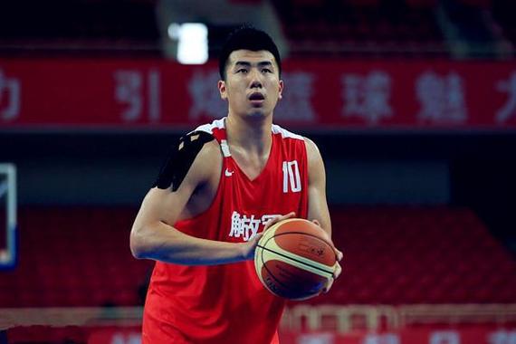 攻守兼备!邹雨宸半场3中3贡献9分3帽1断三分2中2