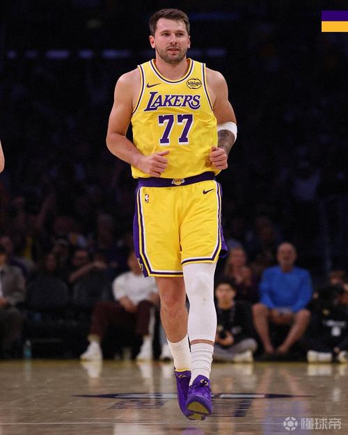 东契奇3月份场均37.2分最少出战15场球员中的历史第一