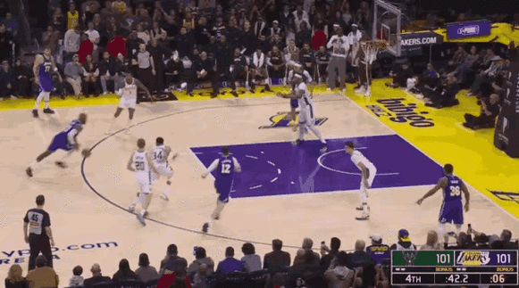 詹姆斯突破倒地左手有些不舒服起来跟裁判示意被打手了