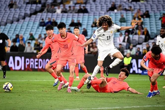 杨希单防断球国足反击，张玉宁护住球后直塞被断