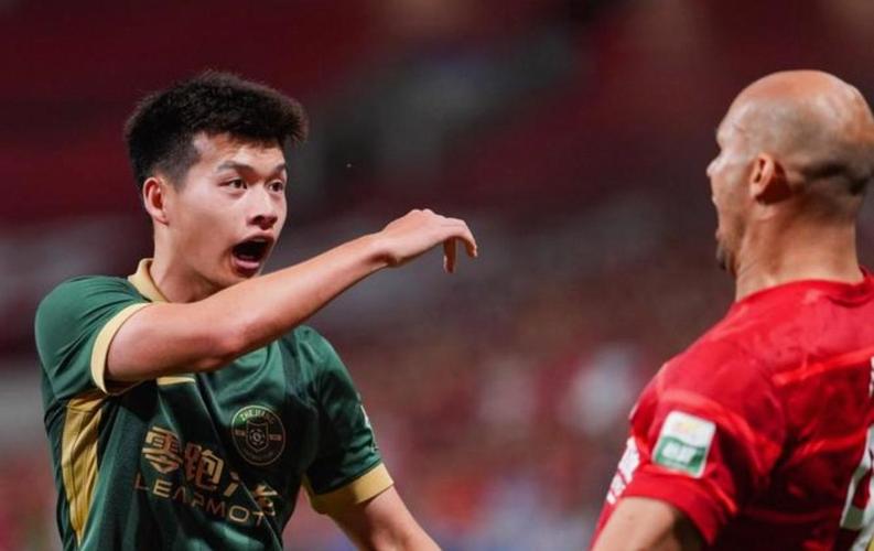 喀麦隆再次直塞打穿,刘浩帆不顾防守人全程举手示意越位