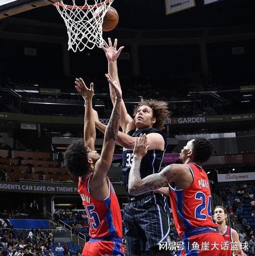 难救主！科林斯8中7拿到17分6板大洛佩斯16中7贡献18分7板3帽