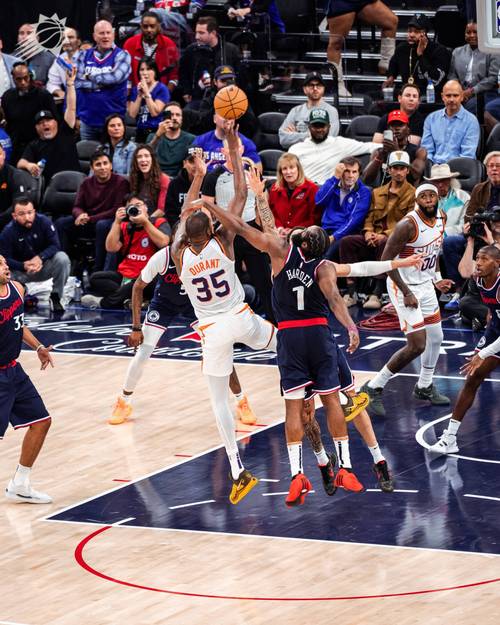 共61犯！布克：整场比赛两边打得都很难看犯规很多裁判不得不吹