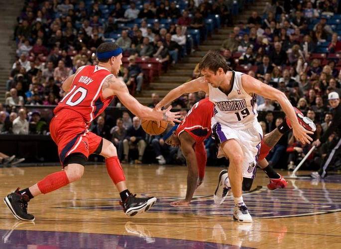 沃克32+4约翰逊18+14+8老鹰客场轻取魔术